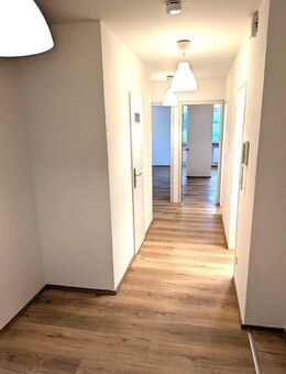 Große, top sanierte 4-Zi-Wohnung mit Balkon, Blick in die Berge und Tiefgaragenstellplatz - Traunreut