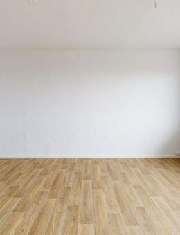 Frisch renoviert, sofort bezugsfertig mit Aussicht zum Petersberg - Halle (Saale)