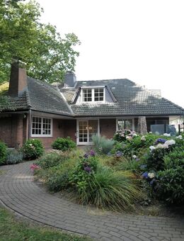Wohlfühloase !! Exklusives 7 Zi.Einfamilienhaus mit riesigem schönem Grundstück und Schwimmhalle in Norderstedt Garstedt zu verkaufen!!! - Norderstedt