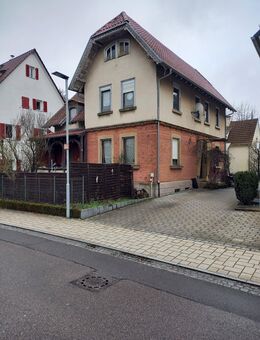 Zwei ältere Wohnhäuser auf einem großen Grundstück - Walheim