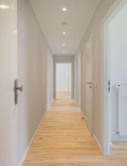 Erstbezug nach hochwertiger Sanierung, Einbauküche, Duschbad mit Fenster, Balkon in Lübeck - Lübeck