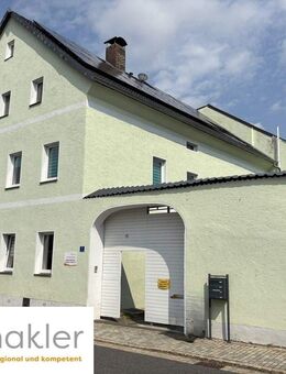 Mehrparteienwohnhaus, renovierte Wohnungen mit Nebengebäude , großer PV Anlage und sehr viel Potenzial - Waidhaus