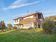 Top Aussichtslage: Schicker Bungalow mit Einliegerwohnung & Garage - Bad Griesbach (Rottal)