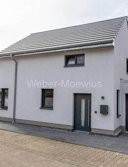 Neuwertiges 2-Parteienhaus BJ 2023: KfW 55, PVA mit Speicher, Wallbox, Garage, Carport - Bedburg