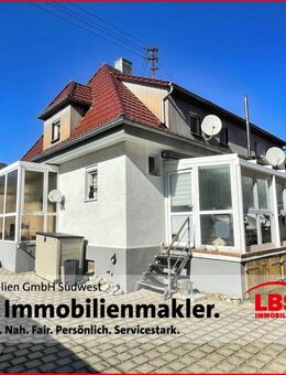Sanierte Doppelhaushälfte mit Wintergarten, Doppelgarage, Nebengebäude und Garten - Sigmaringendorf