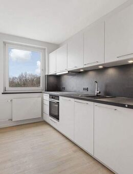 3-Zimmer-Wohnung mit Einbauküche, Balkon und Bad mit Fenster in Bad Bramstedt - Bad Bramstedt