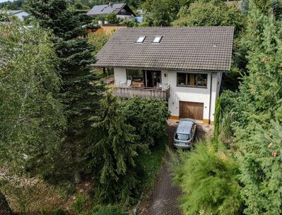 Großzügiges Familienidyll mit Garten, Terrassen und viel Potenzial in begehrter Lage an der Schweiz.