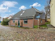 Hübsches Einfamilienhaus mit großem Grundstück in direkter Hafennähe in Wiek auf Rügen - Wiek