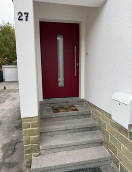 --Sanierte Wohnung im Kurort mit eigenem Eingang und Doppelcarport-- - Bad Sassendorf