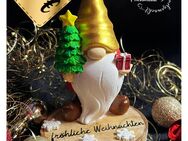 fröhliche Weihnachten Wichtel auf Baumscheibe Handmade aus Keraflott/ Keramikgießmasse - Wilsdruff