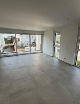 Ab sofort: Moderne 2-Zimmer-Wohnung in Mainz-Kastel mit Balkon, Einbauküche und Tiefgaragenplatz - Wiesbaden