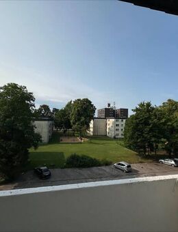 Großzügig geschnittene 3-Zi.-Wohnung mit Balkon und Einbauküche! - Leverkusen