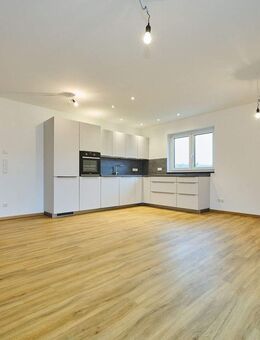 Straubing: Moderne 2-Zimmer-Wohnung im 1.OG mit Aufzug, Einbauküche und Stellplatz - Straubing