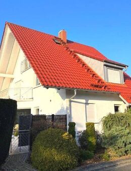 Großzügiges Freistehendes Einfamilienhaus mit 5 Zimmer, 2 Badezimmer, großem sonnigem Grundstück, Doppelgarage mit Grube in Markt Erlbach - Markt Erlbach
