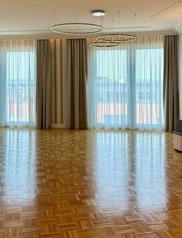 Großzügige 2-Raum-Penthouse-Wohnung [sehr zentral] in Offenbach (inkl. EBK + optional 2 Garagen) - Offenbach (Main)