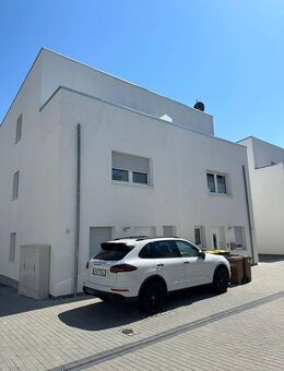 Modernes Stadthaus, KfW 40 Standart, energieautark mit Terrasse/Garten und Dachterrasse - Zirndorf