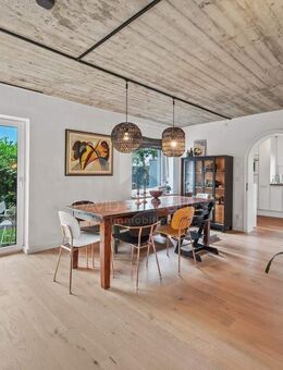 Einzigartig, energieeffizient, modernisiert - Wohnung auf zwei Ebenen - München