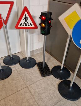 Verkehrszeichen und Ampel (Kinderspielzeug) - Essen