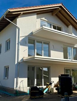 W03 - Gemütliche Neubauwohnung im 1. Obergeschoss mit Balkon und herrlicher Aussicht - Surberg