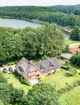 Haus am See - Traumhaftes Domizil mit drei Wohneinheiten in erster Seereihe - Westensee