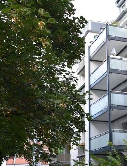 Nordstadtcharme pur & mit Balkon! Freie & helle 3-Zimmer-Wohnung im 1.Stock, zentrale aber ruhige Lage in Rennweg - Nürnberg