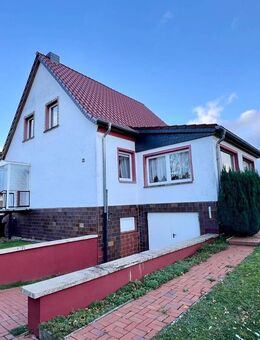 HORN IMMOBILIEN++ Burg Stargard, Einfamilienhaus mit Garage und geschlossener Veranda, Randlage - Burg Stargard