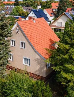 Keller, zwei Küchen, Balkon, Kaminzug usw.: Sanierungsbedürftiges Ein-/Zweifamilienhaus in Spandau - Berlin