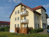 Gemütliche 2-Zimmer-Dachwohnung mit Balkon, Laminatboden, Badewanne * Übernahme Einbauküche möglich - Königsbrück