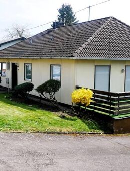 "Leben auf einer Ebene: Bungalow mit Einliegerwohnung und Traumgrundstück" - Wadern