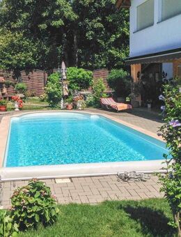 Zweifamilienhaus als DHH, mit PV-Anlage, Garten, Pool und Garage auf 795 m2 Grundstück - Lörrach