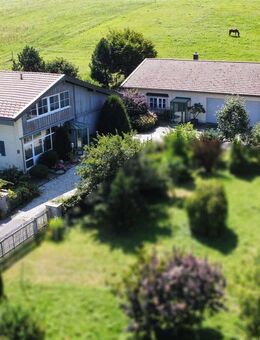 Liegenschaft mit separatem Nebengebäude in Vachendorf - Wohnen & Arbeiten in ländlicher Umgebung - Vachendorf