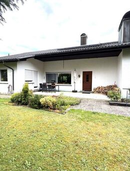 Repräsentatives, großzügiges Einfamilienhaus mit Einliegerwohnung in Bestwohnlage mit großem, parkähnlichem Grundstücksareal und zusätzlichem Baugrund - Loffenau