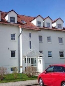 nahe Radeberg -- schöne und großzügige 2-Raum-Wohnung im Dachgeschoss mit Balkon -- hell, freundlich und ruhige Lage - PKW-Stellplatz - Arnsdorf