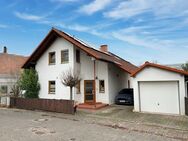 Modernisiertes Familienhaus mit herrlichem Blick, Garten, Garage und Ausbaupotential in der Scheune - Mertesheim