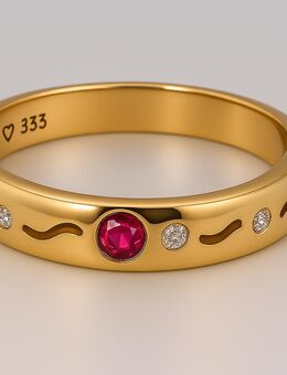 Rubin mit drei Zirkonia aus 333er-Gelbgold - Herne