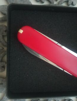 Biete Victorinox Classic Rot Schweizer Multifunktions Taschenwerkzeug - Berlin Charlottenburg-Wilmersdorf