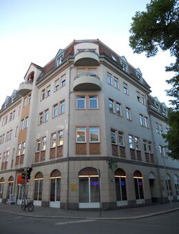 Zentrumsnahe 4-Raum-Wohnung im 3. Obergeschoss mit Balkon, Aufzug und Pkw-Stellplatz - Zwickau