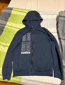 Jungen Kapuzen Stoff Weste, Größe 134/140 der Marke Y.F.K. - Wadgassen