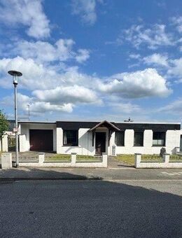 Toller Bungalow mit zwei Einzelgaragen, auf einem Eckgrundstück erbaut - Niederzier