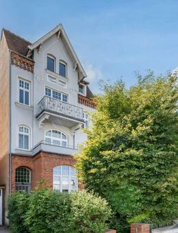 Modern gestaltete 2,5-Zimmer-Dachgeschosswohnung, mit Einbauküche und Duschbad mit Fenster in Lübeck - Lübeck