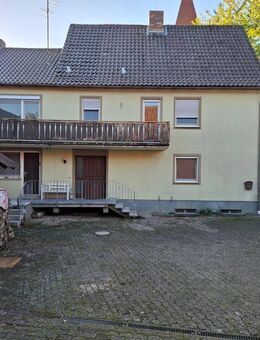 Vielseitiges Einfamilienhaus mit großem Garten und Nebengebäude in 97340 Martinsheim - Martinsheim