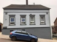 Schöne, freistehende Immobilie mit zwei Wohneinheiten und herrlichem Weitblick in zentraler Lage von Friedrichsthal zu verkaufen - Friedrichsthal (Saarland)