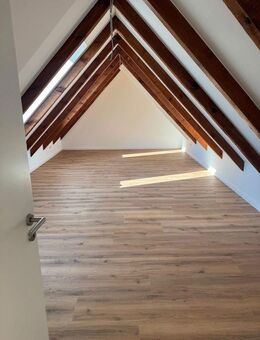 Moderne 6,5-Zimmer-Dachgeschosswohnung über zwei Etagen mit Balkon und optionalem Garten mit Pool - Hamburg