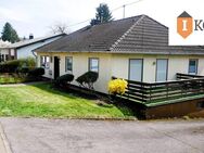 "Leben auf einer Ebene: Bungalow mit Einliegerwohnung und Traumgrundstück" - Wadern