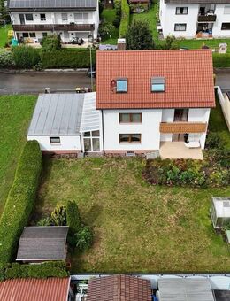 Charmantes Einfamilienhaus mit Einliegerwohnung und viel Platz mit Alpenblick - Wehringen