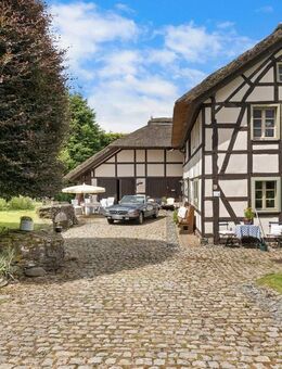 Historisches Bauernhaus mit Reetdach und kleinem Pferdestall in Monschau-Widdau - Monschau