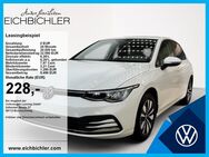 VW Golf, 2.0 TDI VIII Move FLA, Jahr 2023 - Landshut