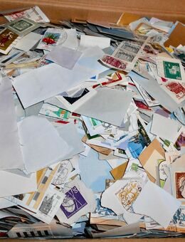 Eine große Kiste mit Briefmarken 5 kg - Bayreuth