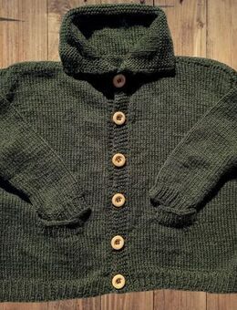 Wunderschöne handgestrickte Kinder Strickjacke mit dekorativen Holzknöpfen - Niederfischbach