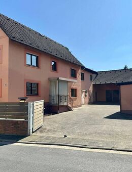 Hermann Immobilien: Einfamilienhaus mit viel Nutzfläche, großer Garage und Hof - Bruchköbel
